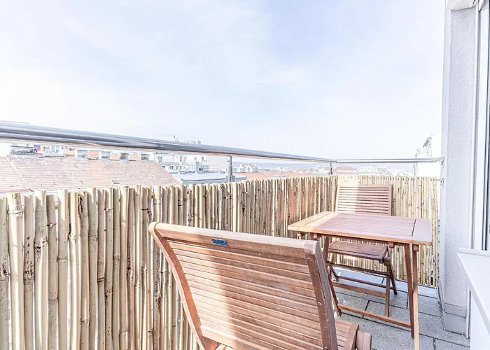 Luxury 2br And 1lr With Balcony - 9 Min To Center *