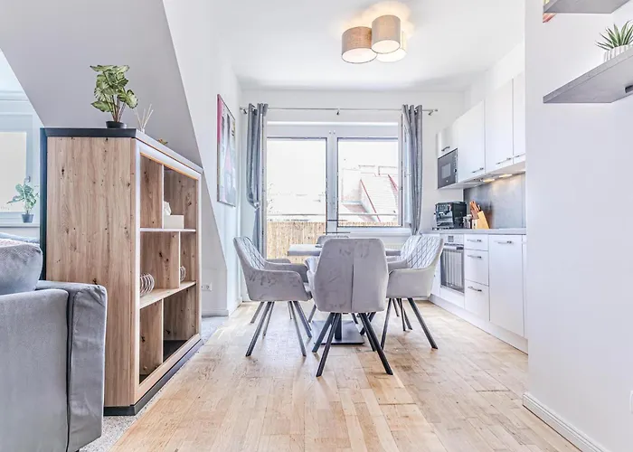 Luxury 2br And 1lr With Balcony - 9 Min To Center