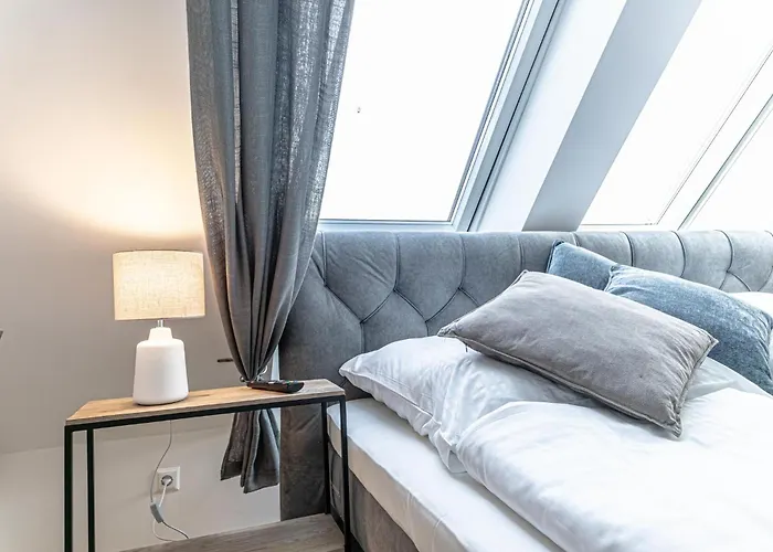 Luxury 2br And 1lr With Balcony - 9 Min To Center