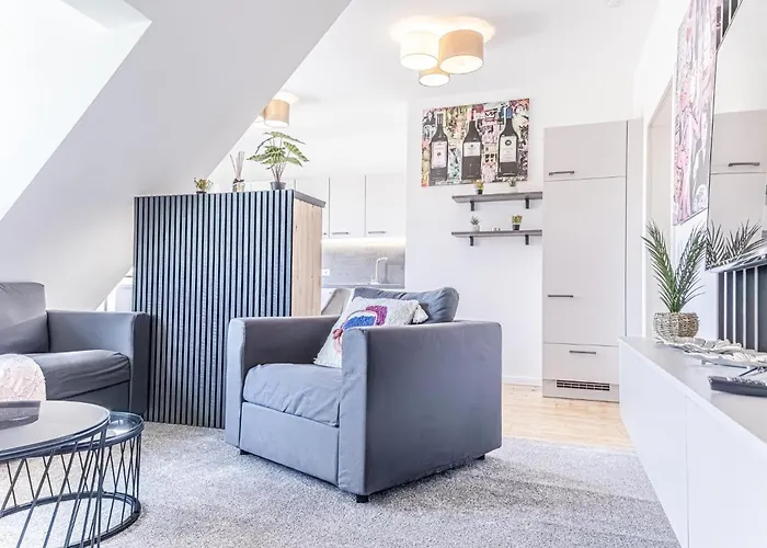 Luxury 2br And 1lr With Balcony - 9 Min To Center Apartman *