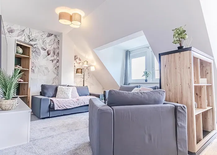 Luxury 2br And 1lr With Balcony - 9 Min To Center Apartman *