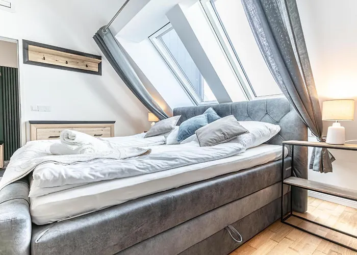 Luxury 2br And 1lr With Balcony - 9 Min To Center *