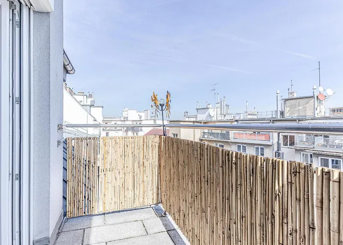 Luxury 2br And 1lr With Balcony - 9 Min To Center Apartman
