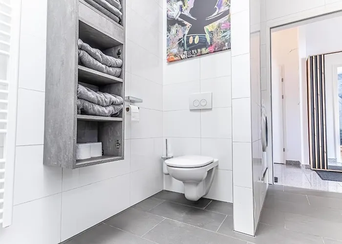 Luxury 2br And 1lr With Balcony - 9 Min To Center *