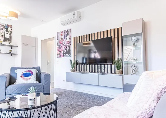 Luxury 2br And 1lr With Balcony - 9 Min To Center *