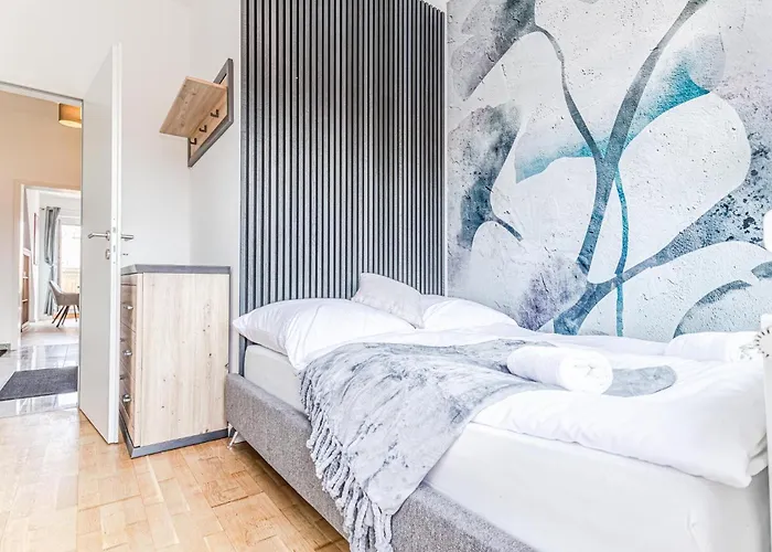 Luxury 2br And 1lr With Balcony - 9 Min To Center *